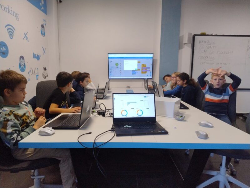 O Aventură &icirc;n Lumea Tehnologiei la Smart RobotX Cluj: De la Blocuri la Roboți!