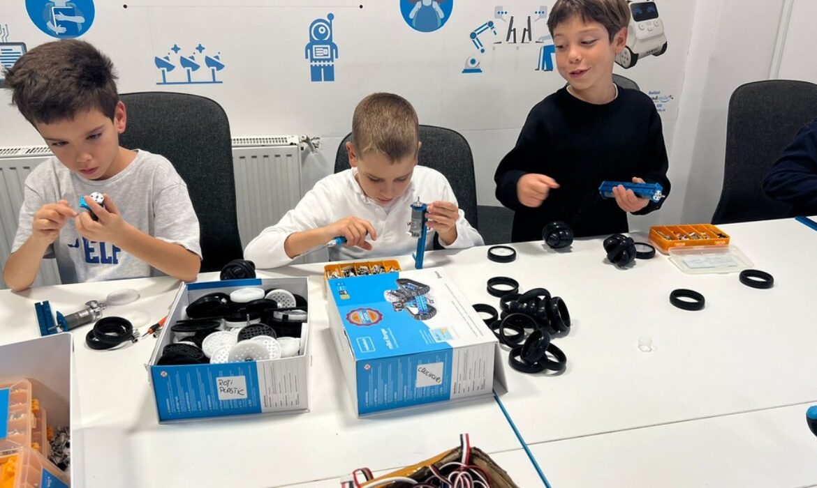 De ce pentru unii copii introvertiți, roboții sunt primul pas spre a vorbi în fața clasei?