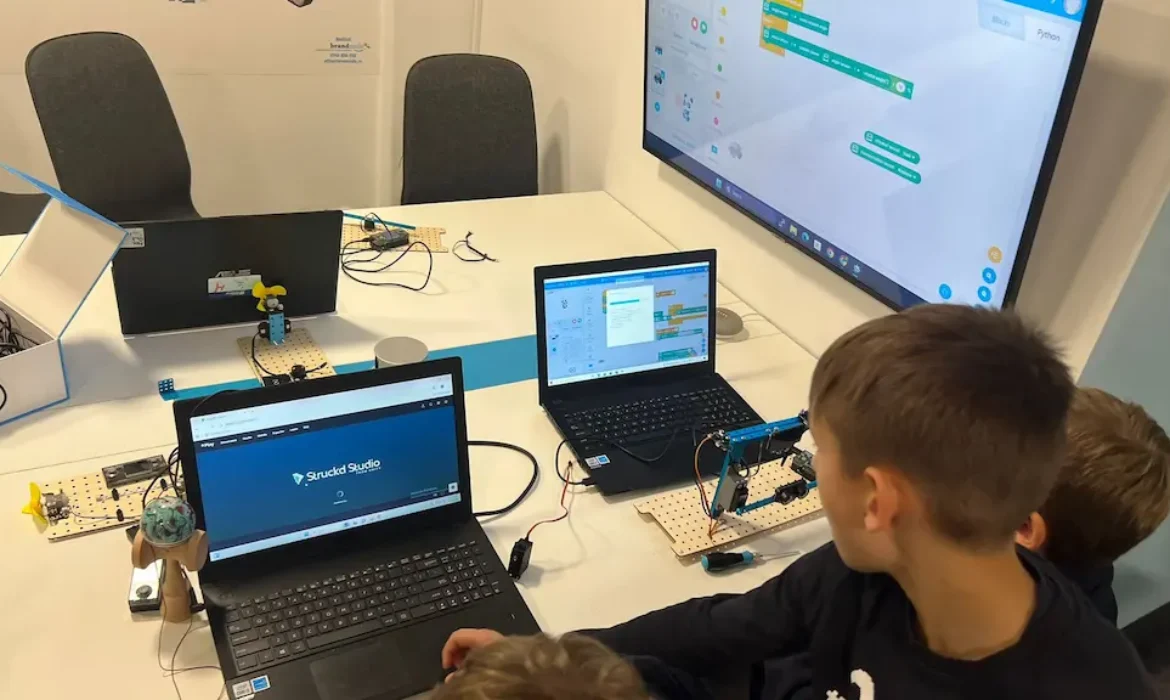 De la manual la realitate: Cum transformă robotica notele de la școală?