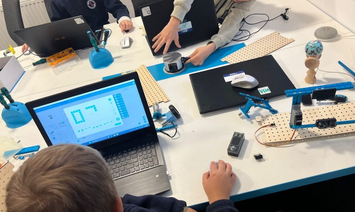 Cum aplicăm principiile STEAM în fiecare sesiune la Smart RobotX?