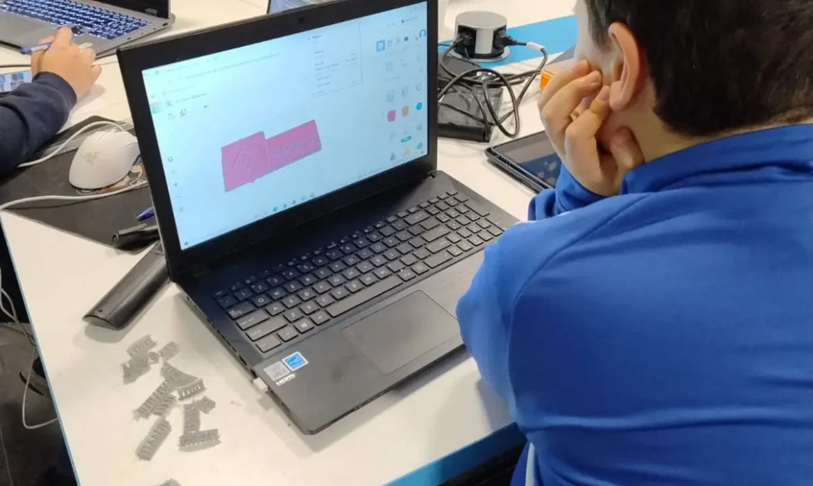 Ce este „gândirea computațională” și de ce o predăm la Smart RobotX?