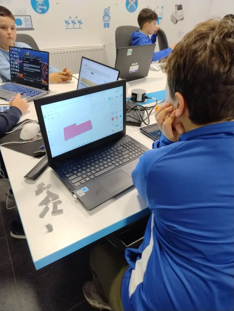 Ce este „gândirea computațională” și de ce o predăm la Smart RobotX?