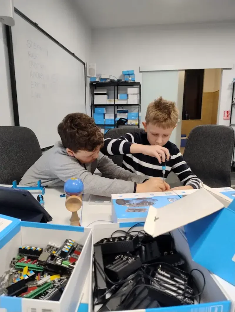 Ce nu-ți spune nimeni despre robotica pentru copii: Nu e despre roboți, ci despre cum gândesc ei