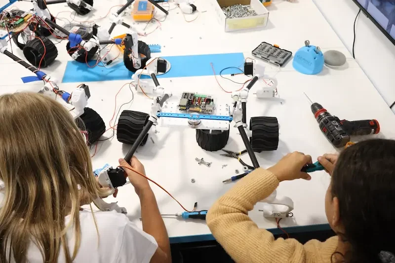 De ce părinții din familia Smart RobotX ne spun că „merită efortul”?