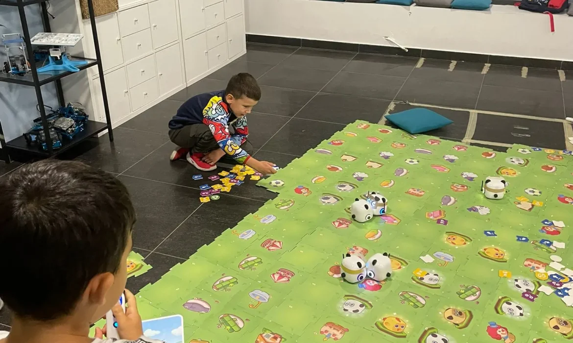 China introduce AI obligatoriu. Noi ce putem face ca părinți, aici, acum?