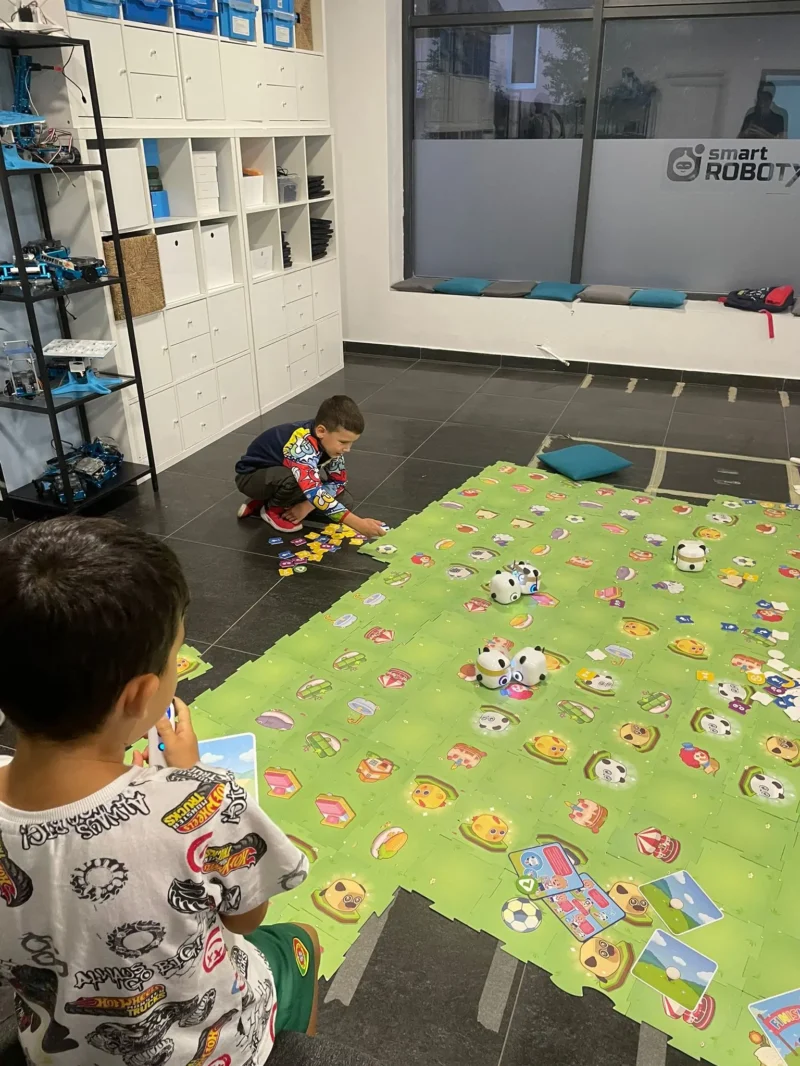 China introduce AI obligatoriu. Noi ce putem face ca părinți, aici, acum?