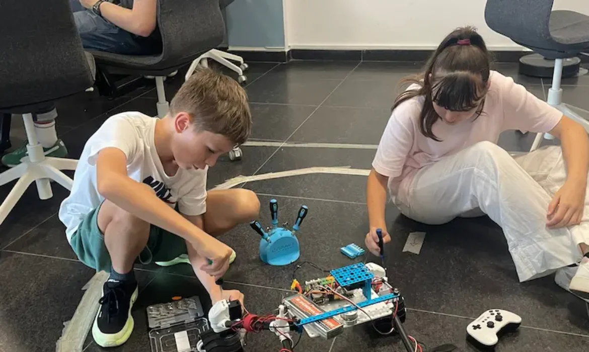 5 beneficii ale roboticii educaționale pe termen lung