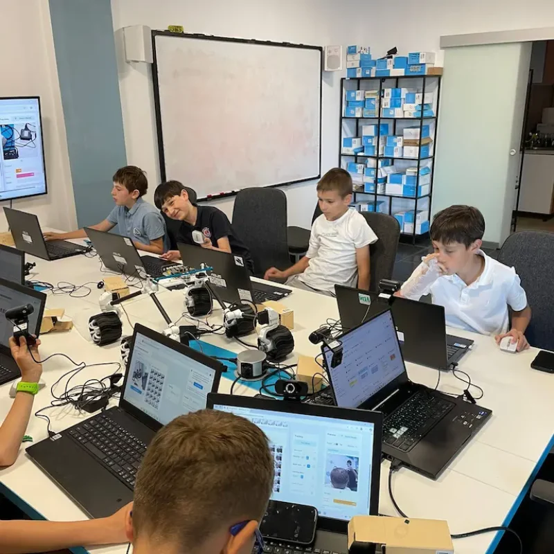 De la eșec la soluție: Ce învață copiii când robotul nu funcționează