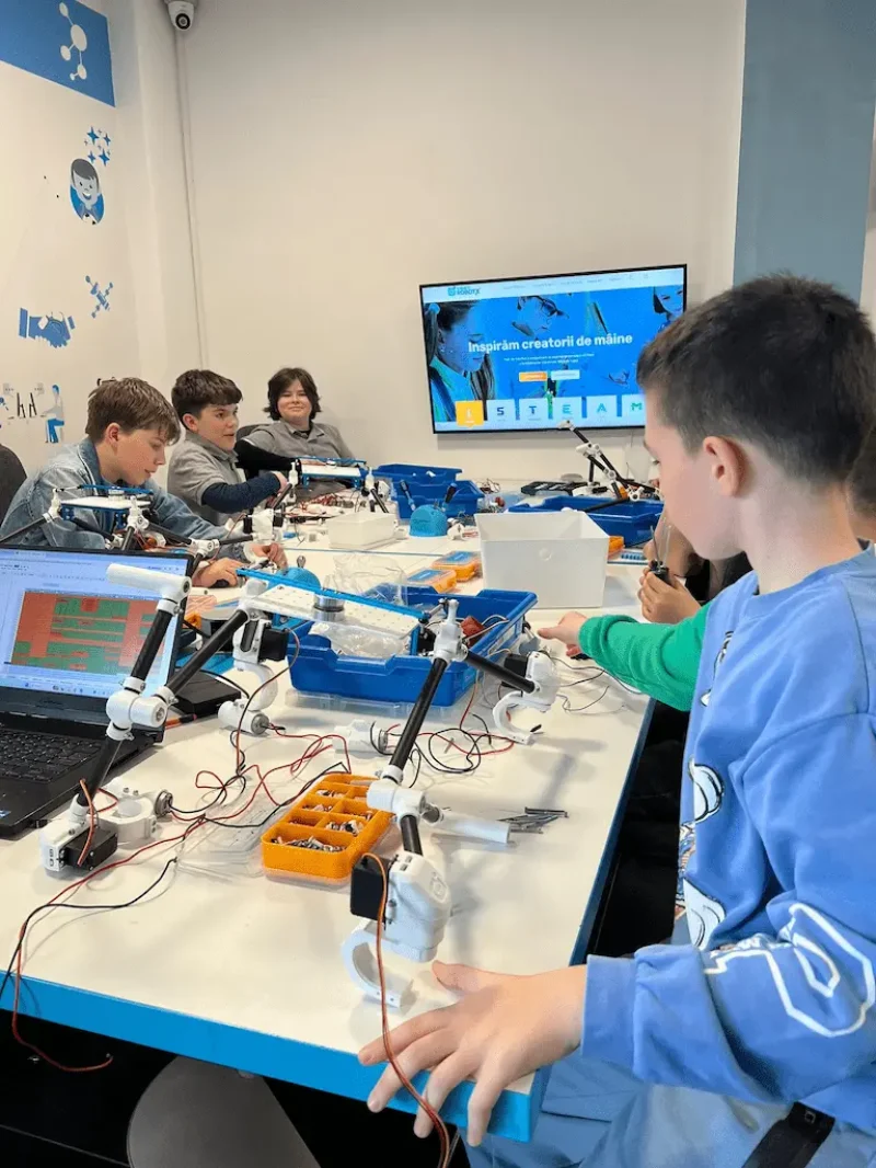 Care sunt avantajele cursurilor de robotică pentru copii oferite de Smart RobotX față de alte oferte locale?